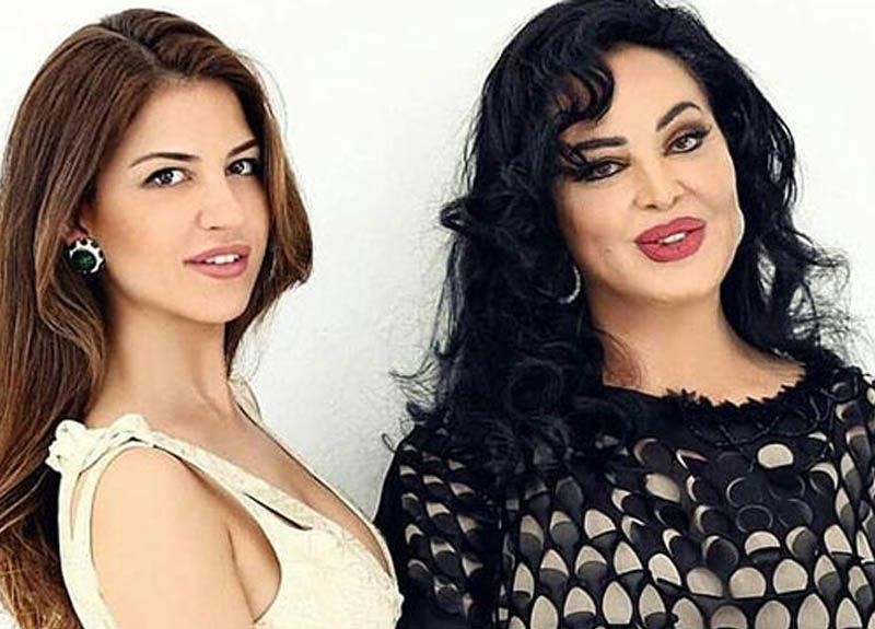 Türkan Şoray'ın kızı Yağmur'dan yatak odası pozu! Dantelli geceliği vücudunu sarmış! 1