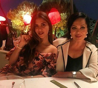 Türkan Şoray'ın kızı Yağmur'dan yatak odası pozu! Dantelli geceliği vücudunu sarmış! 2