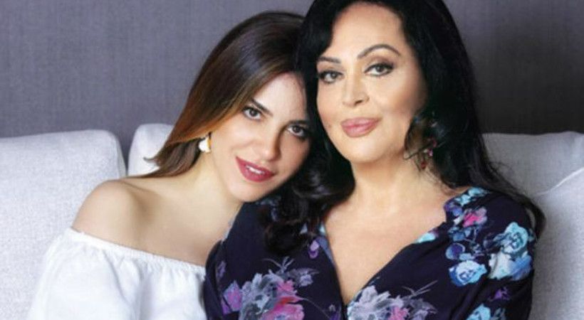 Türkan Şoray'ın kızı Yağmur'dan yatak odası pozu! Dantelli geceliği vücudunu sarmış! 5