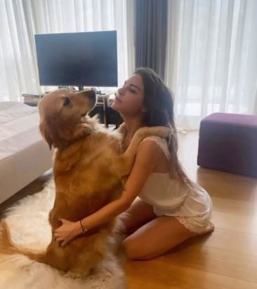 Türkan Şoray'ın kızı Yağmur'dan yatak odası pozu! Dantelli geceliği vücudunu sarmış! 6