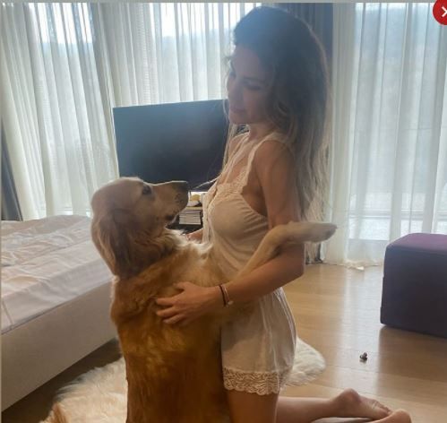 Türkan Şoray'ın kızı Yağmur'dan yatak odası pozu! Dantelli geceliği vücudunu sarmış! 7