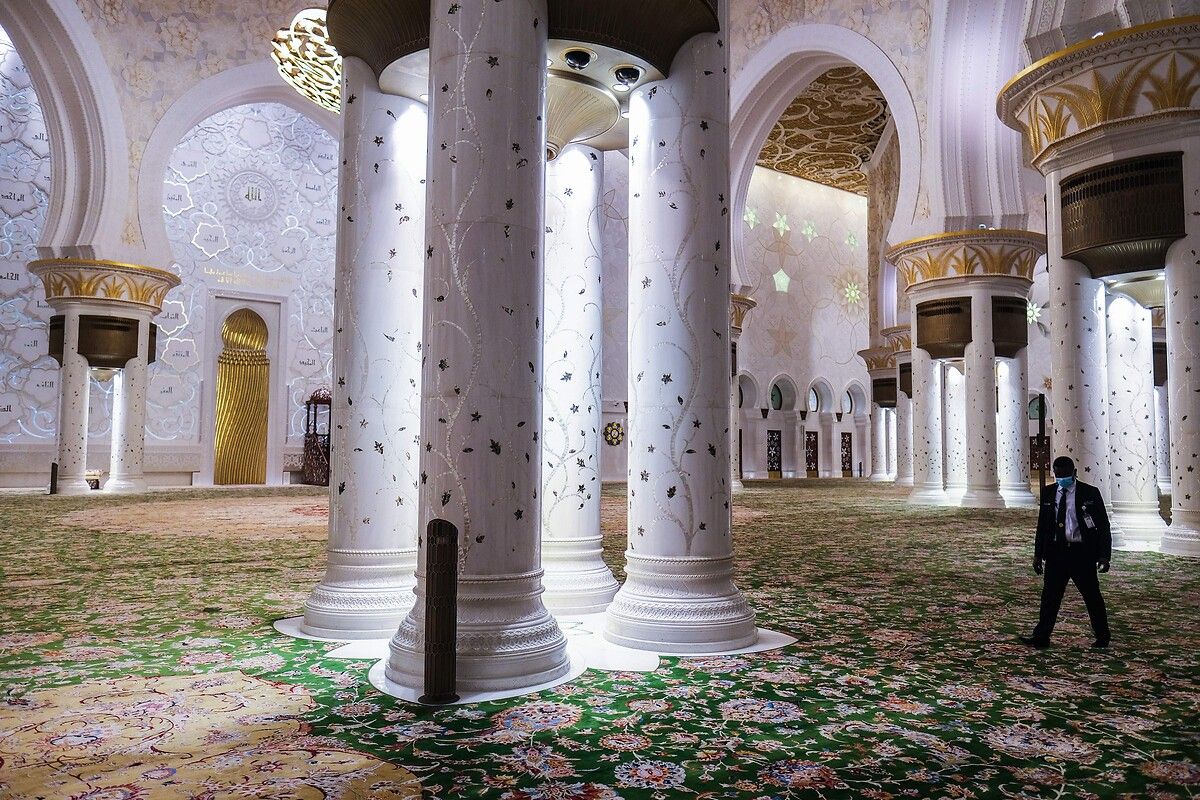 Dünyanın sayılı büyük camileri arasındaki Şeyh Zayid Camii göz kamaştırıyor 9