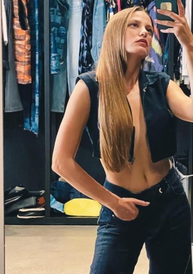 Serenay Sarıkaya'nın sütyensiz pozu ayaklarının büyüklüğü kadar ilgi çekmedi! 4