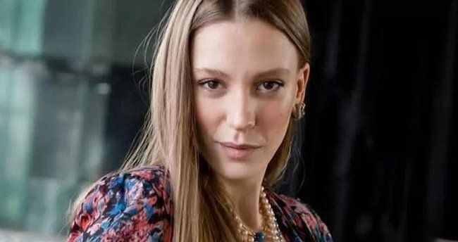 Serenay Sarıkaya'nın sütyensiz pozu ayaklarının büyüklüğü kadar ilgi çekmedi! 2