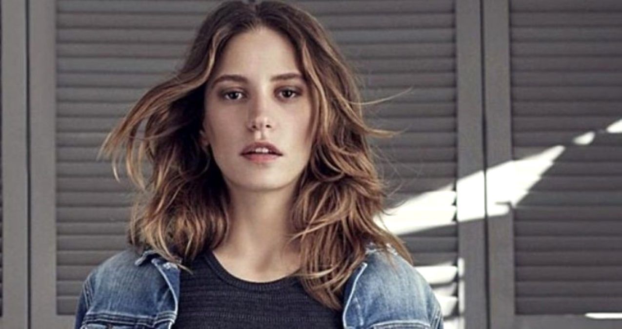 Serenay Sarıkaya'nın sütyensiz pozu ayaklarının büyüklüğü kadar ilgi çekmedi! 7