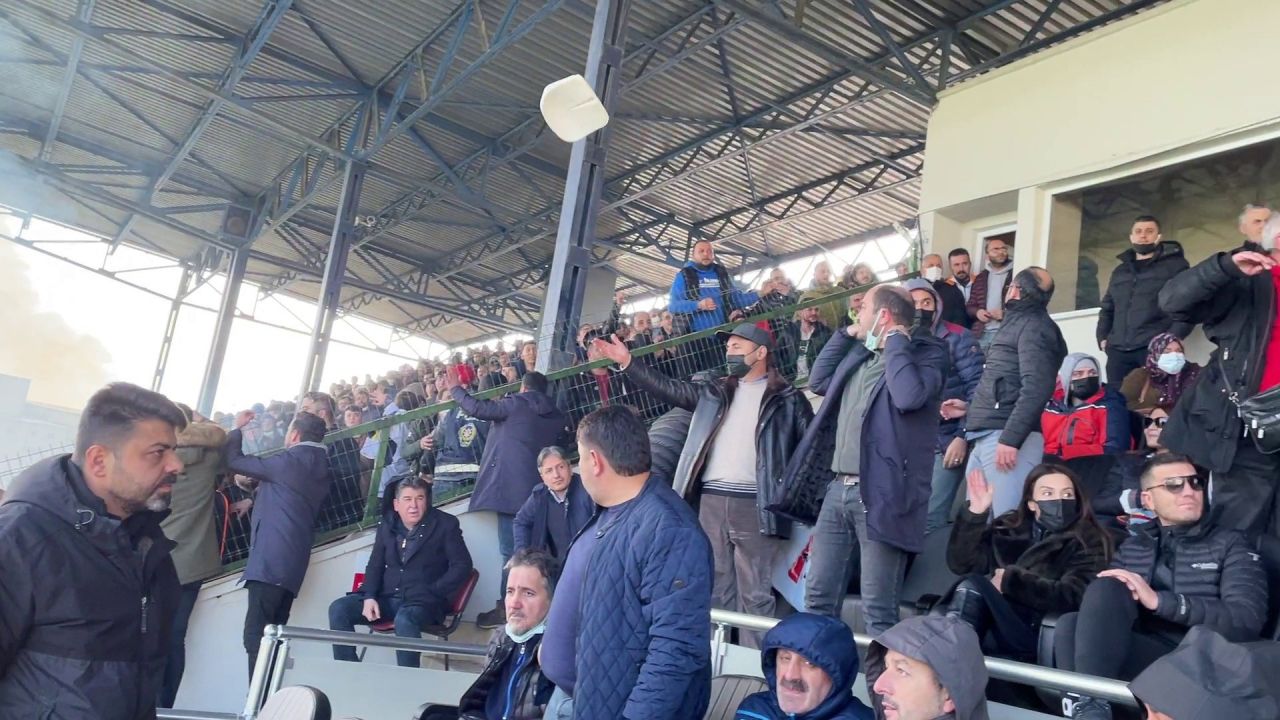 Amatör maçta ortalık savaş alanına döndü! Polis havaya 10 el ateş açtı 1
