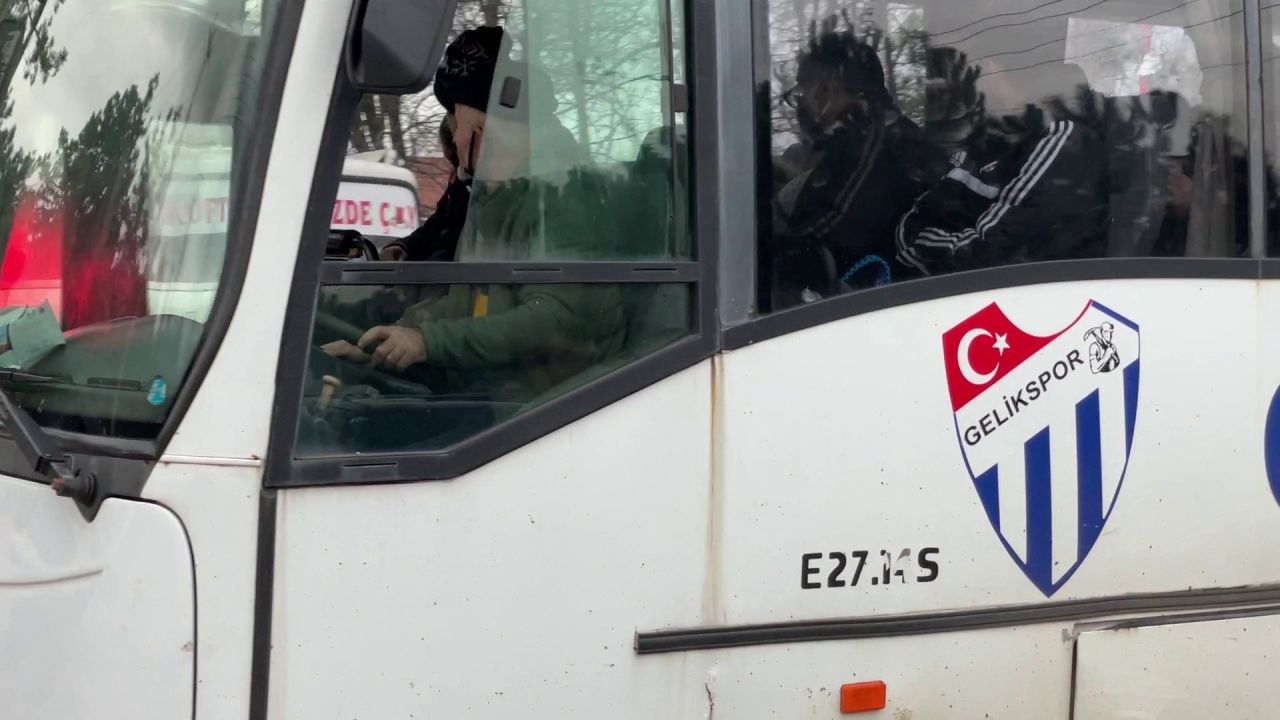 Amatör maçta ortalık savaş alanına döndü! Polis havaya 10 el ateş açtı 5