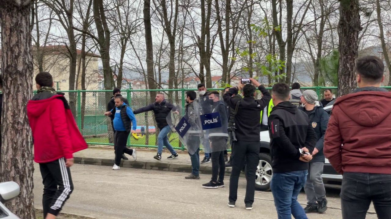 Amatör maçta ortalık savaş alanına döndü! Polis havaya 10 el ateş açtı 6
