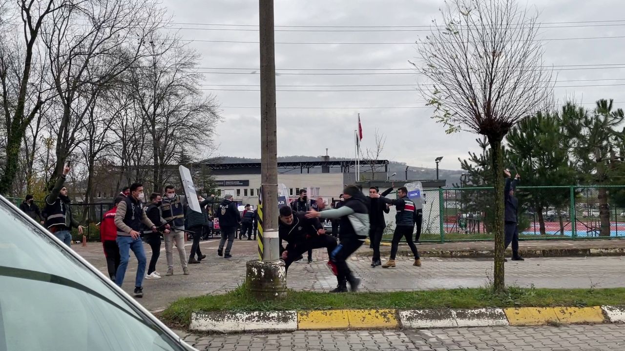 Amatör maçta ortalık savaş alanına döndü! Polis havaya 10 el ateş açtı 7