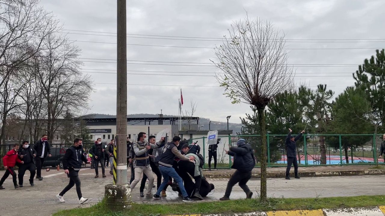 Amatör maçta ortalık savaş alanına döndü! Polis havaya 10 el ateş açtı 8