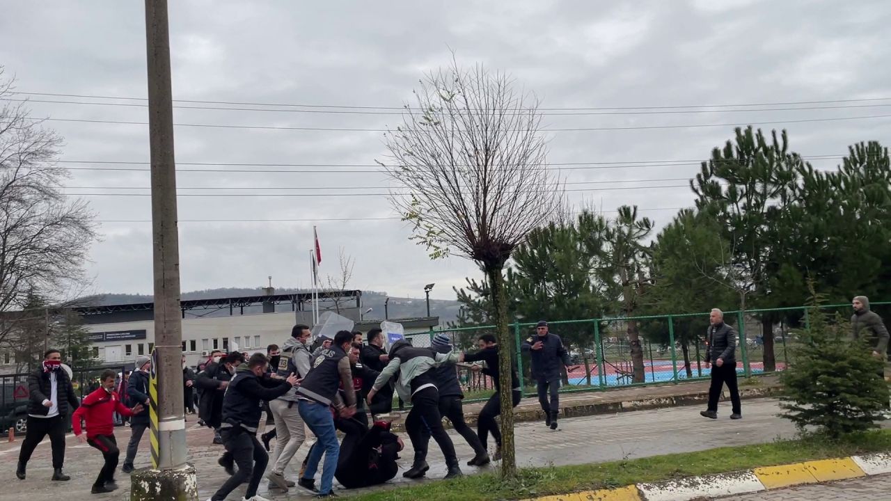 Amatör maçta ortalık savaş alanına döndü! Polis havaya 10 el ateş açtı 9