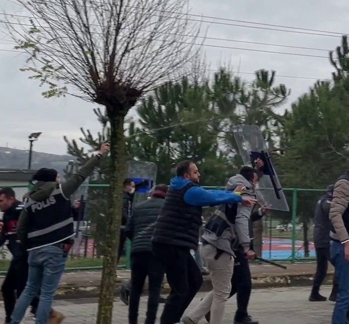 Amatör maçta ortalık savaş alanına döndü! Polis havaya 10 el ateş açtı 10