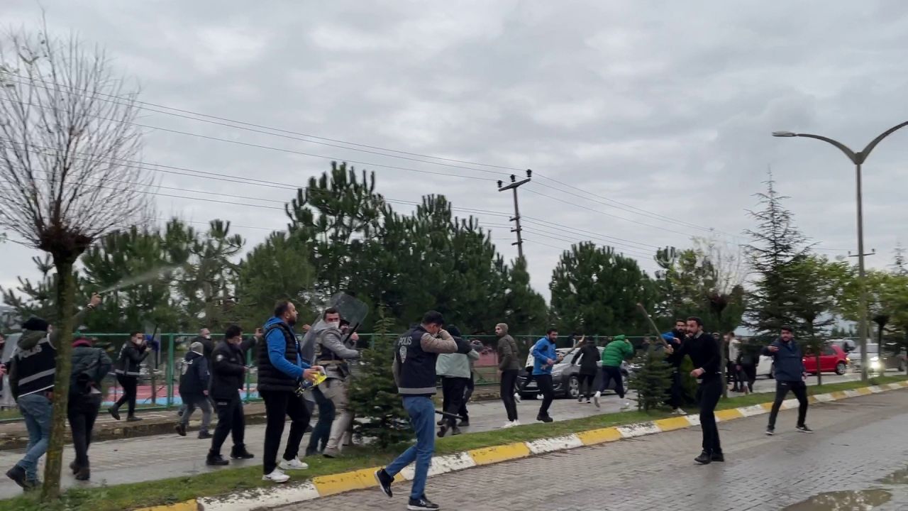 Amatör maçta ortalık savaş alanına döndü! Polis havaya 10 el ateş açtı 11