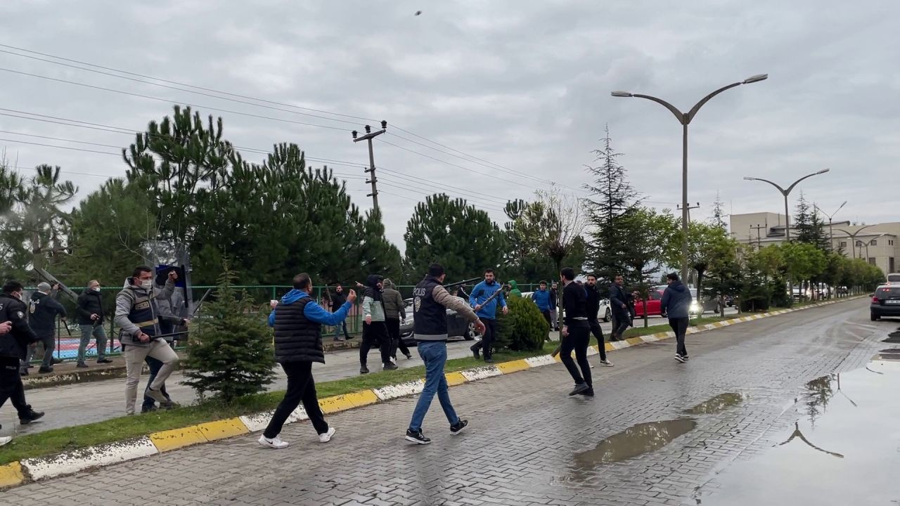 Amatör maçta ortalık savaş alanına döndü! Polis havaya 10 el ateş açtı 12