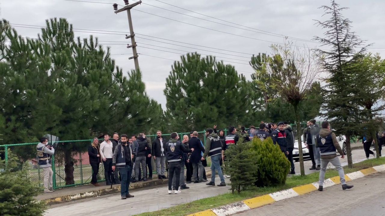 Amatör maçta ortalık savaş alanına döndü! Polis havaya 10 el ateş açtı 13