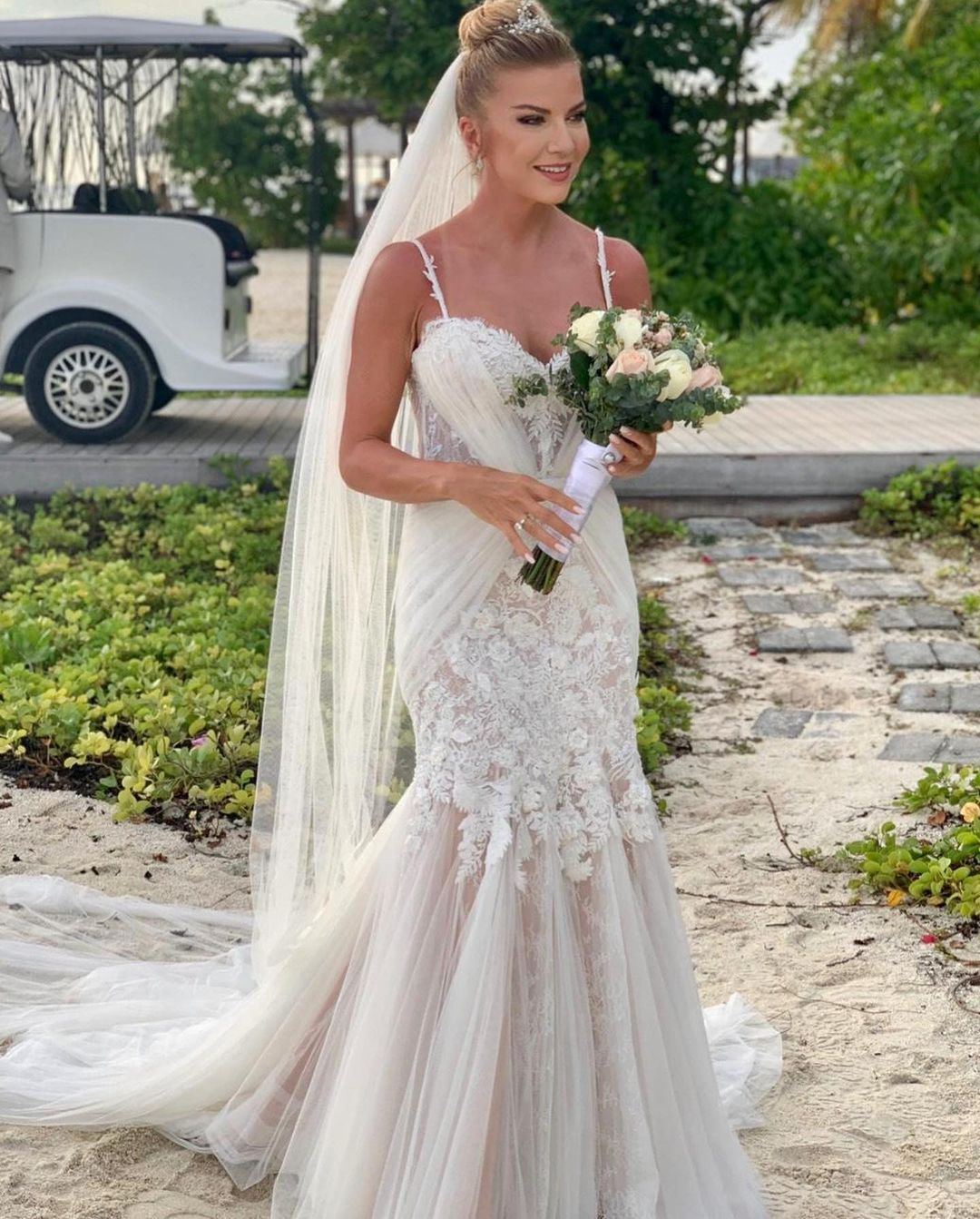 Sezer Dermenci ile Maldivler'de evlenen Ivana Sert düğün fotoğraflarını paylaştı 1