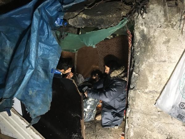 8 ay önce işten kovulunca hayatı kabusa döndü! 3 kişilik aile bakın nerede yaşıyor! 2