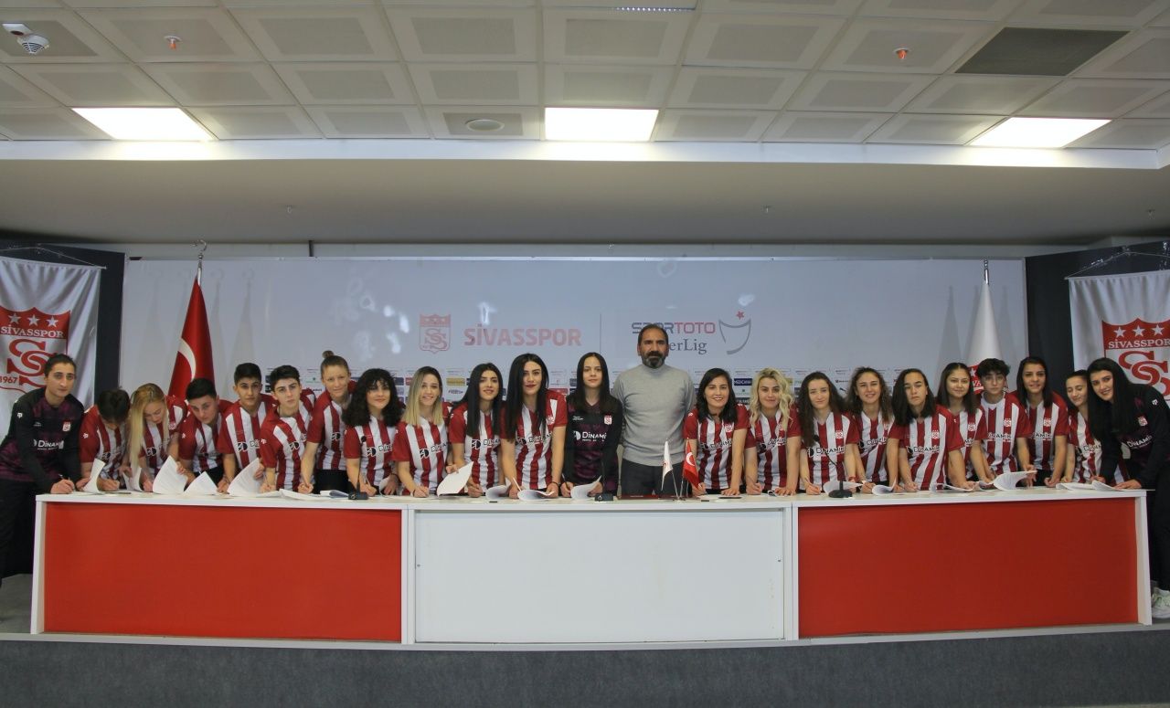 Sivasspor Kadın Futbol Takımı kurdu, 25 imza birden... 1