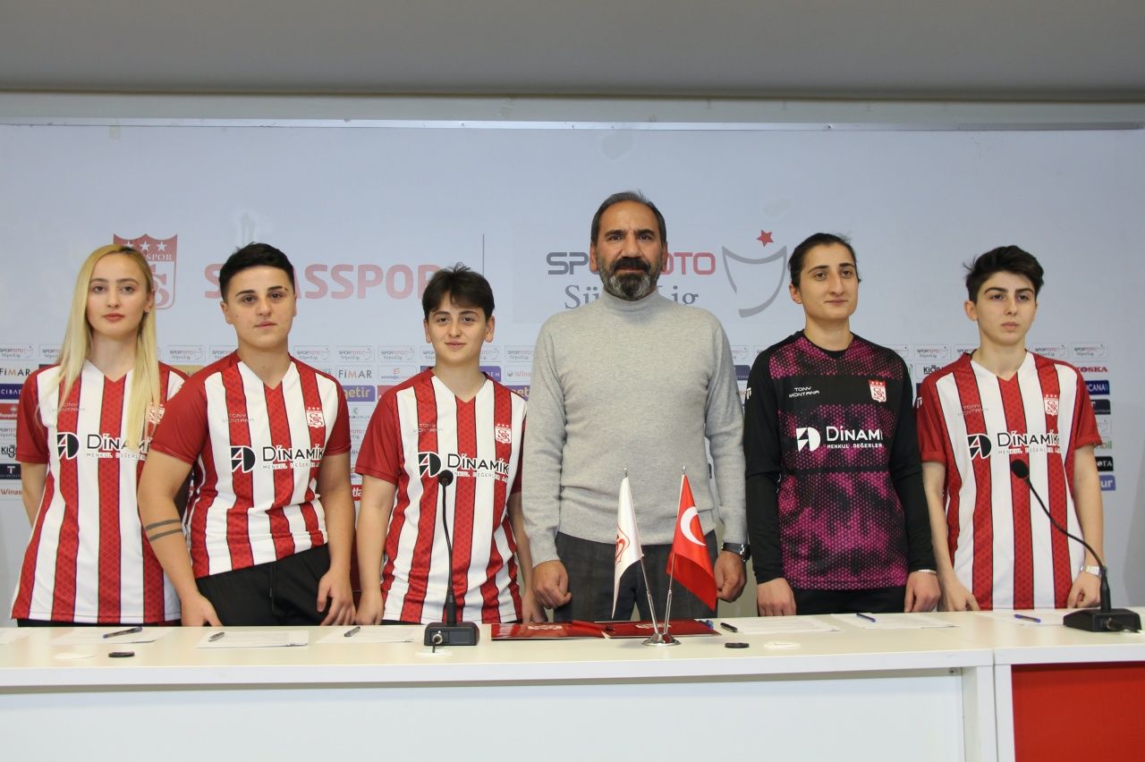Sivasspor Kadın Futbol Takımı kurdu, 25 imza birden... 6