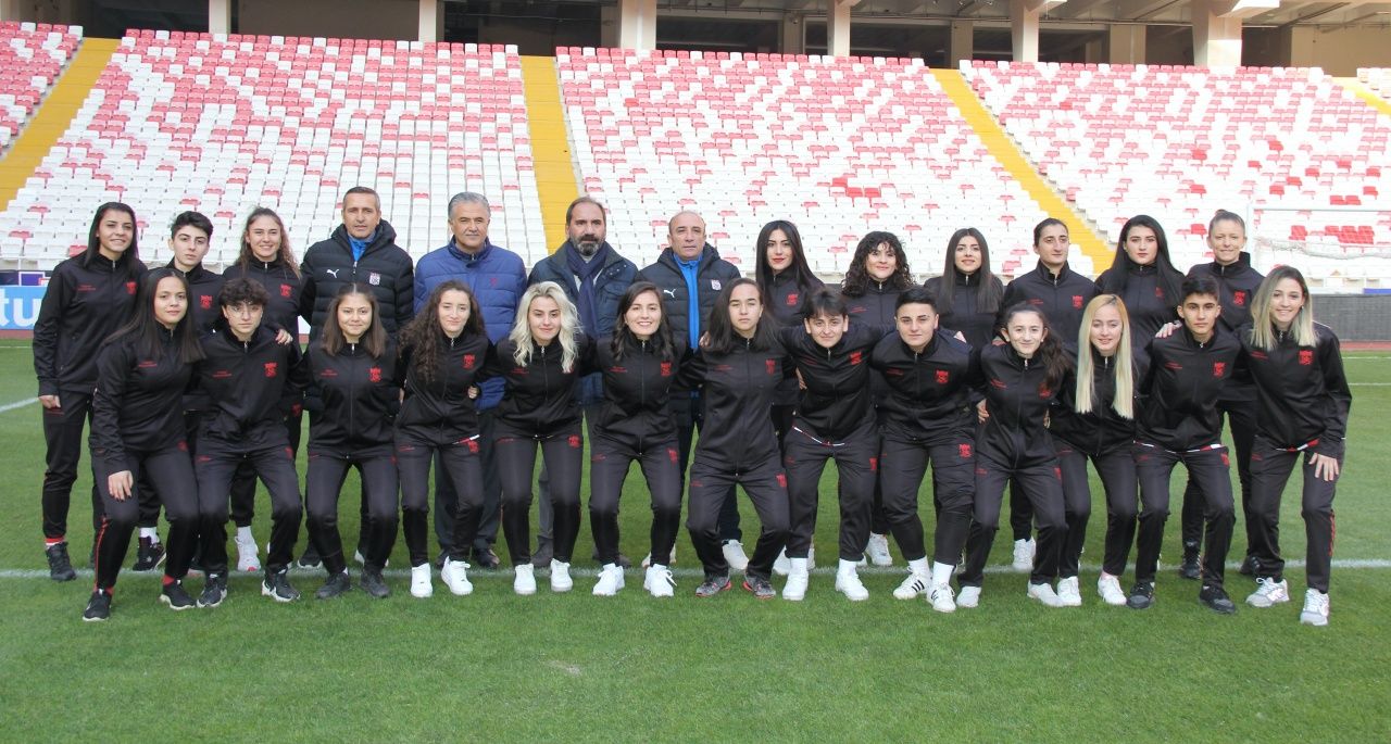 Sivasspor Kadın Futbol Takımı kurdu, 25 imza birden... 13