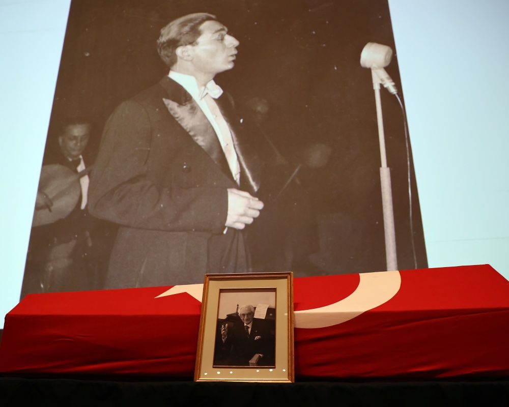 Devlet sanatçısı Prof. Dr. Alaeddin Yavaşca'ya acı veda... Gözyaşları  içinde son yolculuğuna uğurlandı 1