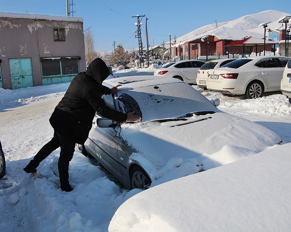 Bingöl'de hava sıcaklığı eski 22 dereceye düştü! Göz kamaştıran kar manzaraları ortaya çıktı 2