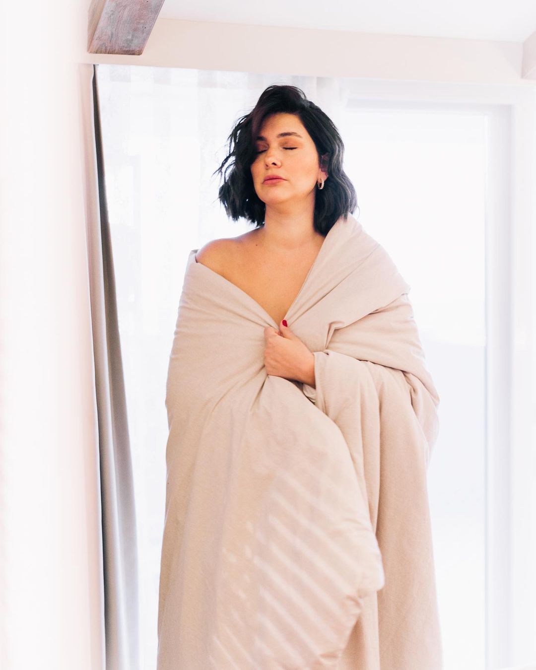 Bergüzar Korel'in yorgana sarıldığı pozlarına beğeni yağdı 1