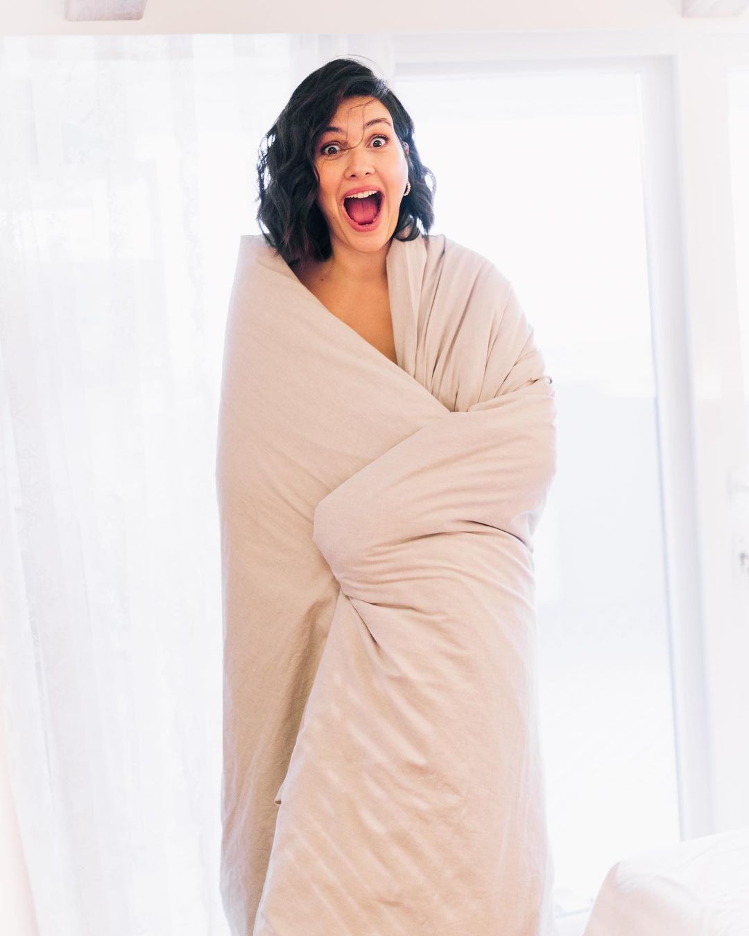 Bergüzar Korel'in yorgana sarıldığı pozlarına beğeni yağdı 2