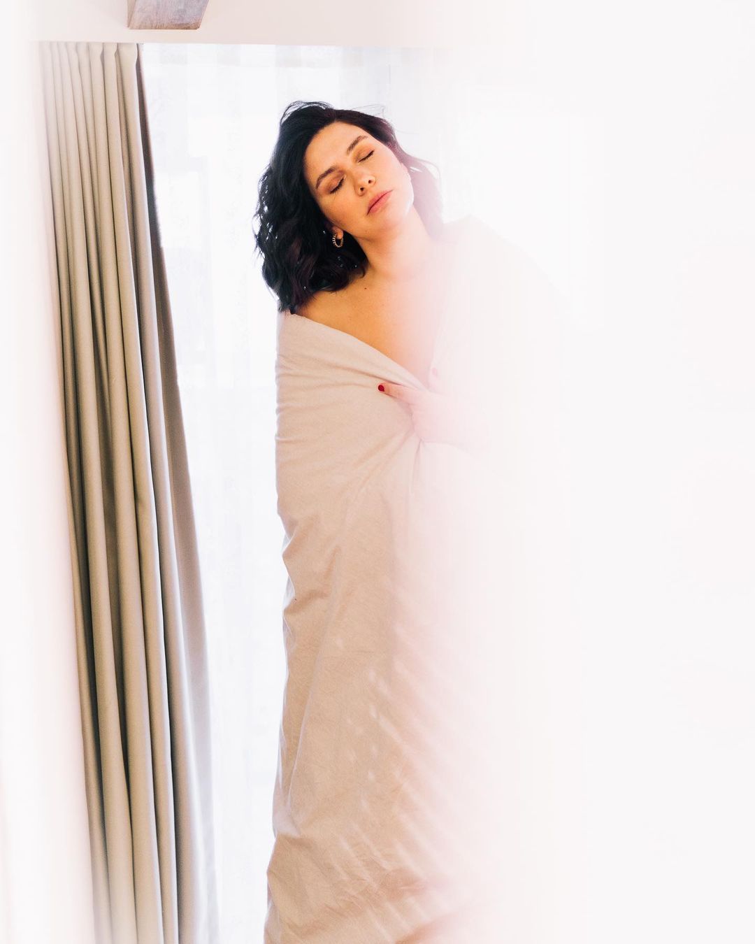 Bergüzar Korel'in yorgana sarıldığı pozlarına beğeni yağdı 3