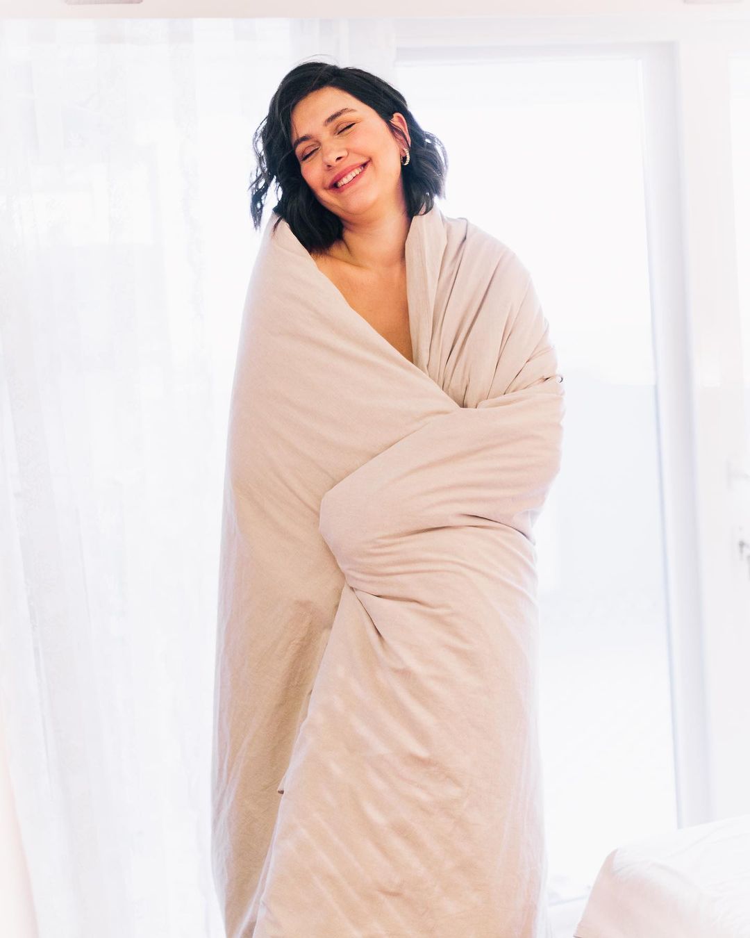 Bergüzar Korel'in yorgana sarıldığı pozlarına beğeni yağdı 4