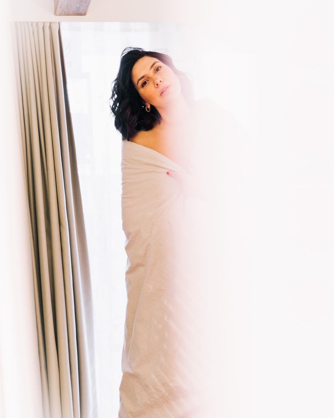 Bergüzar Korel'in yorgana sarıldığı pozlarına beğeni yağdı 7