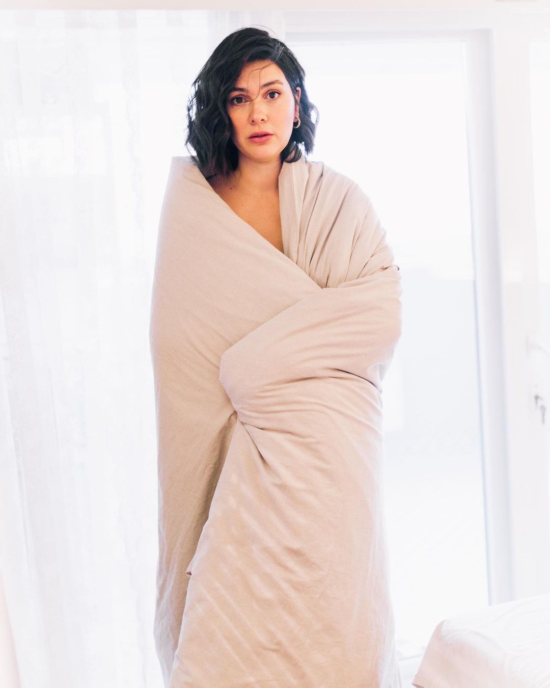Bergüzar Korel'in yorgana sarıldığı pozlarına beğeni yağdı 8