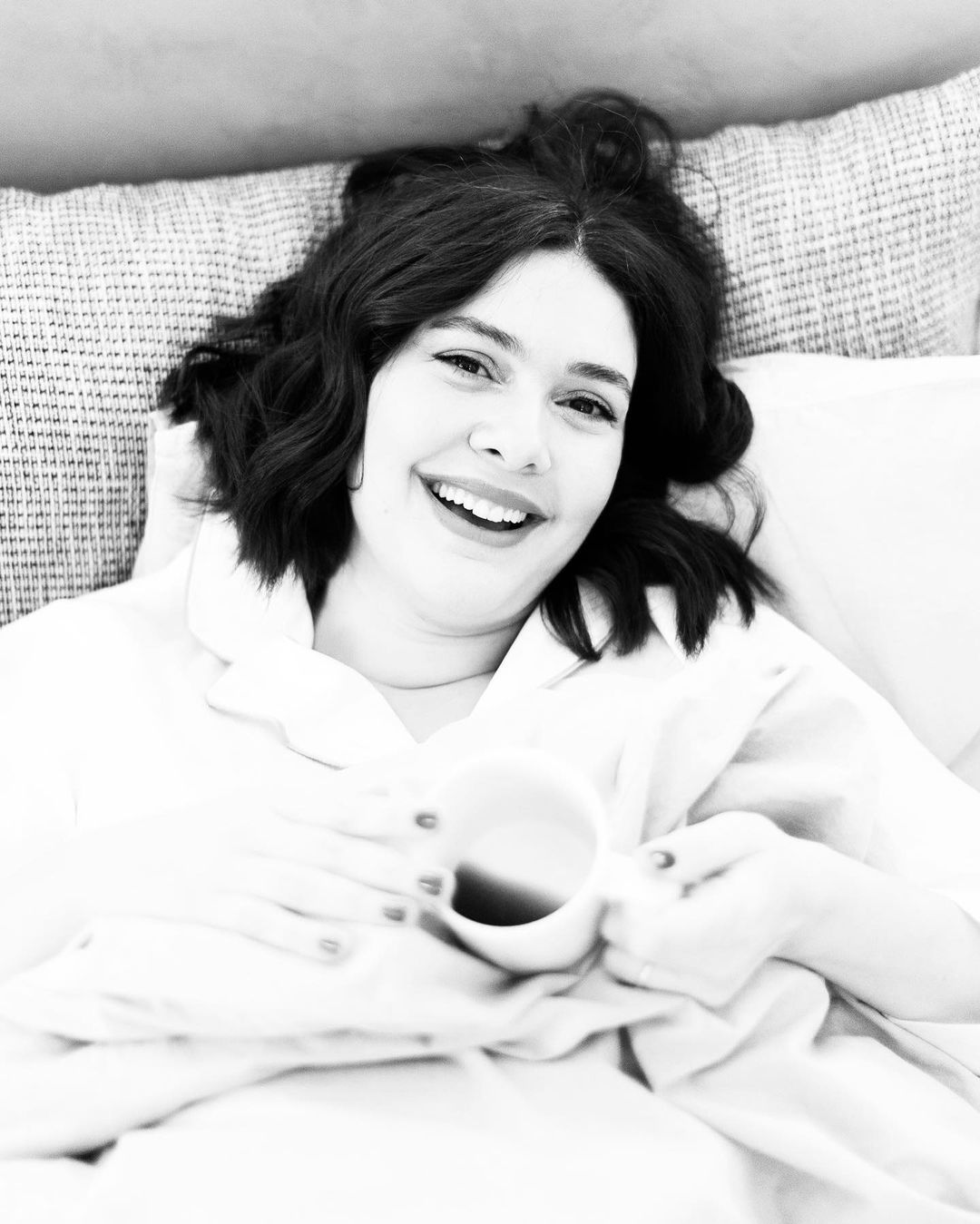 Bergüzar Korel'in yorgana sarıldığı pozlarına beğeni yağdı 5