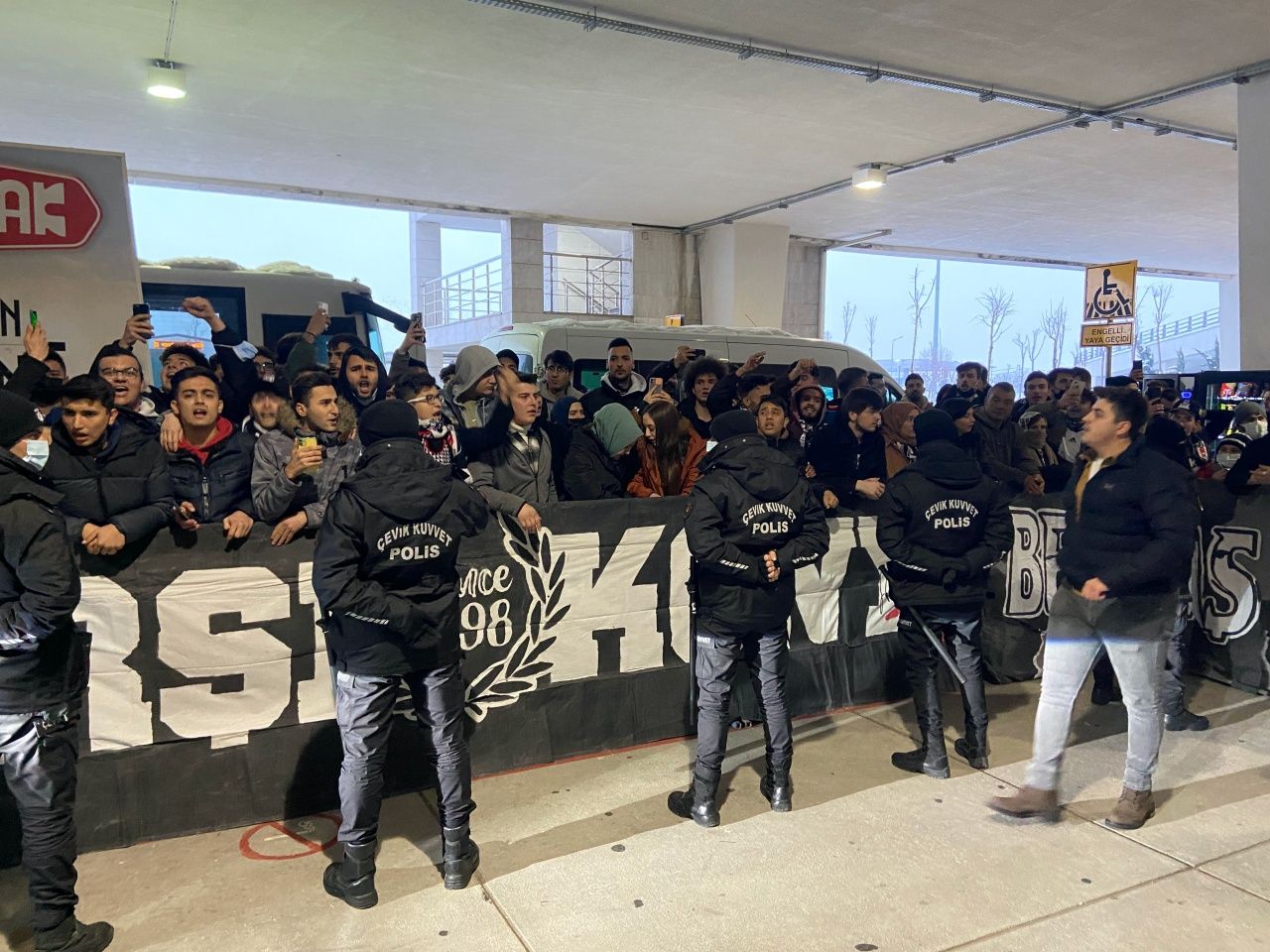 Beşiktaş kafilesi Konya'da... Önder Karaveli'ye sevgi seli 6