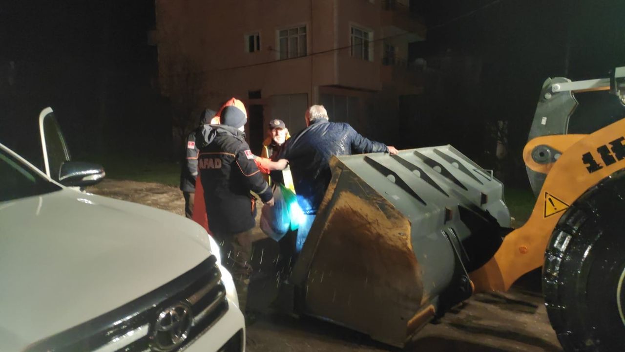 Edirne'de sel felaketi! Yolda kalanlar kepçeyle kurtarıldı, evlerinde mahsur kalanlar da tahliye ediliyor 3