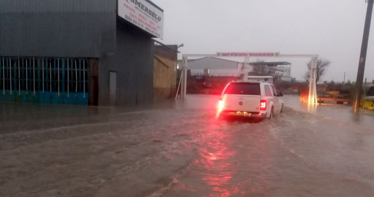 Edirne'de sel felaketi! Yolda kalanlar kepçeyle kurtarıldı, evlerinde mahsur kalanlar da tahliye ediliyor 9