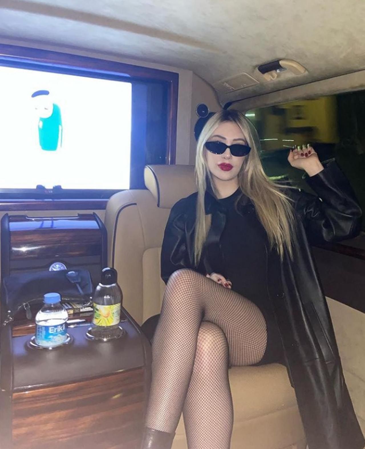 Yasmin Erbil'in dekolteleri babasına soruldu! Nergis Kumbasar cevabı yapıştırdı! 2