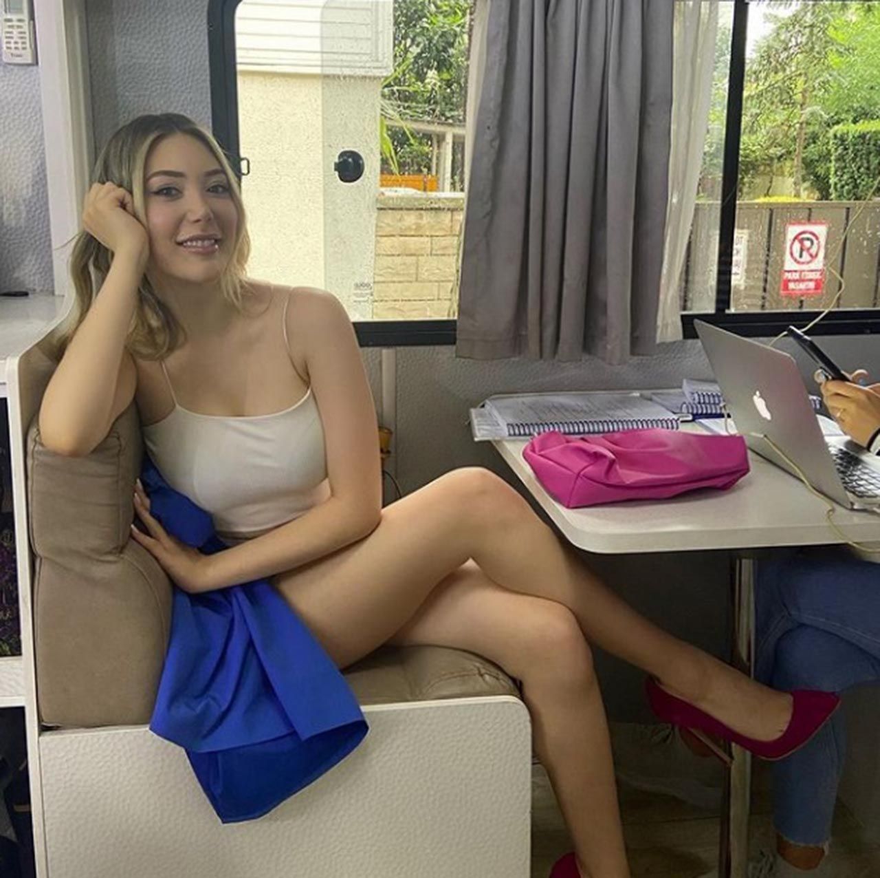 Yasmin Erbil'in dekolteleri babasına soruldu! Nergis Kumbasar cevabı yapıştırdı! 5