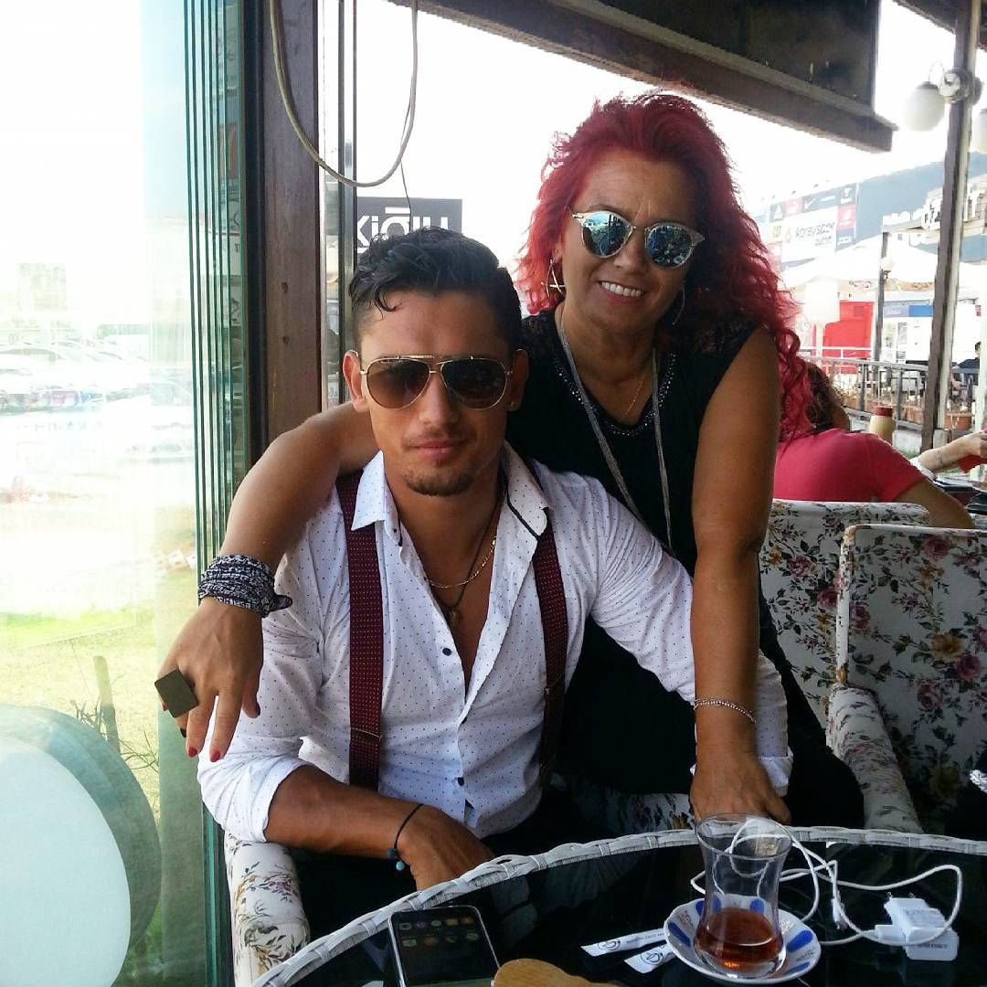 Kanserle mücadele eden oyuncu Boğaç Aksoy'un annesi güzelliğiyle Instagram'ı salladı! Adeta ablası gibi 5