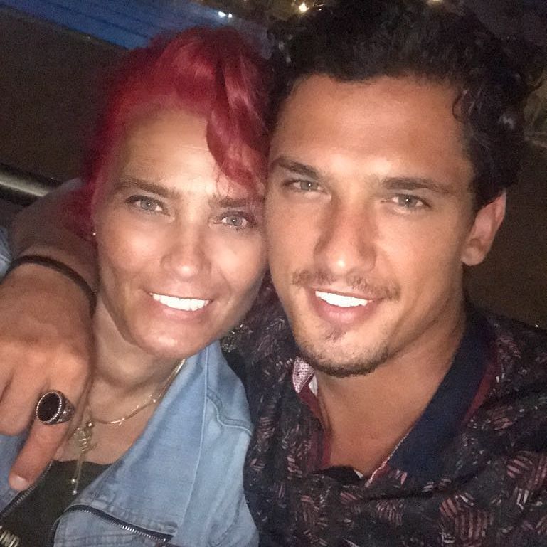 Kanserle mücadele eden oyuncu Boğaç Aksoy'un annesi güzelliğiyle Instagram'ı salladı! Adeta ablası gibi 7