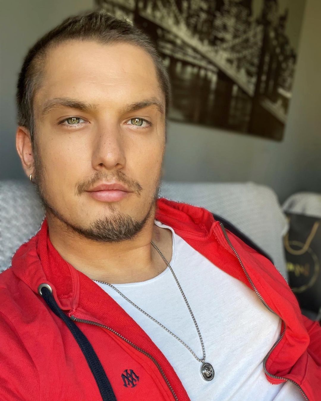 Kanserle mücadele eden oyuncu Boğaç Aksoy'un annesi güzelliğiyle Instagram'ı salladı! Adeta ablası gibi 2