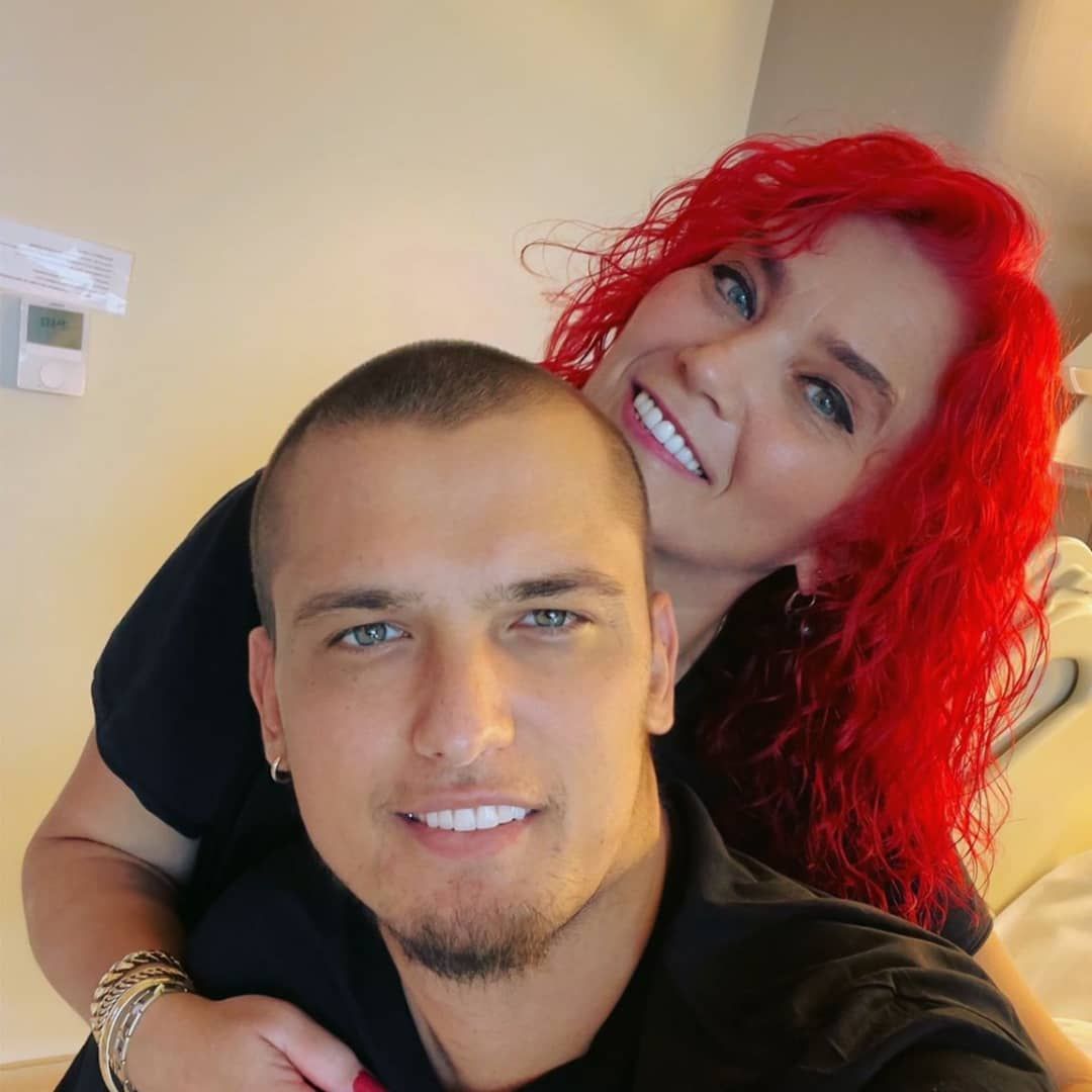 Kanserle mücadele eden oyuncu Boğaç Aksoy'un annesi güzelliğiyle Instagram'ı salladı! Adeta ablası gibi 16