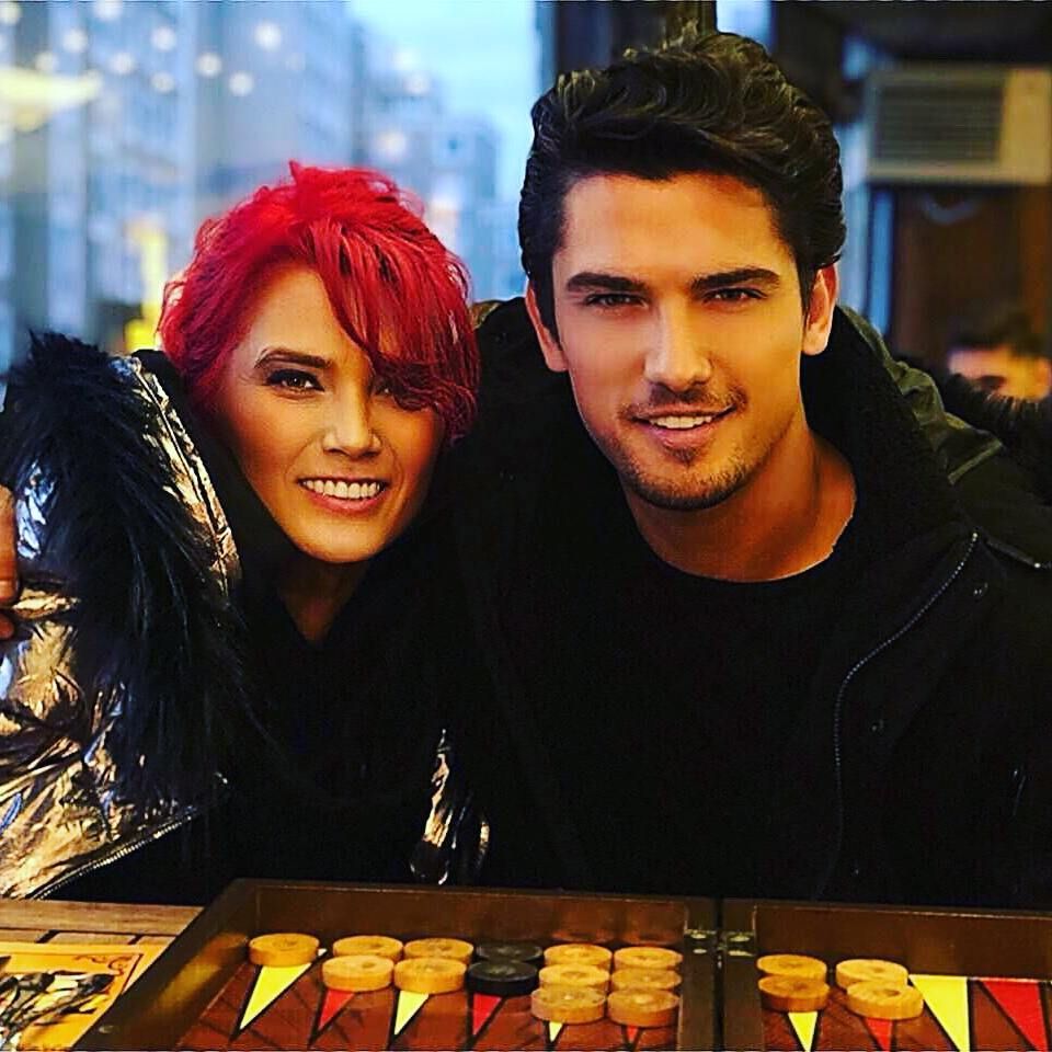 Kanserle mücadele eden oyuncu Boğaç Aksoy'un annesi güzelliğiyle Instagram'ı salladı! Adeta ablası gibi 10