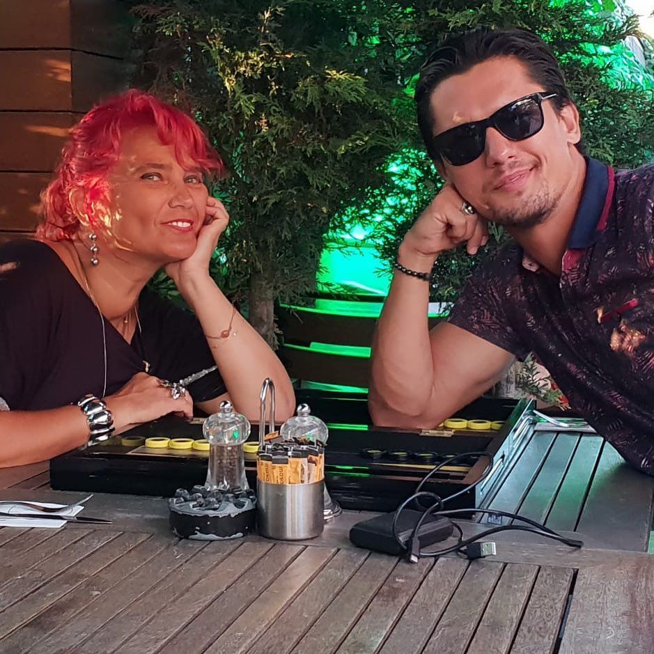 Kanserle mücadele eden oyuncu Boğaç Aksoy'un annesi güzelliğiyle Instagram'ı salladı! Adeta ablası gibi 11