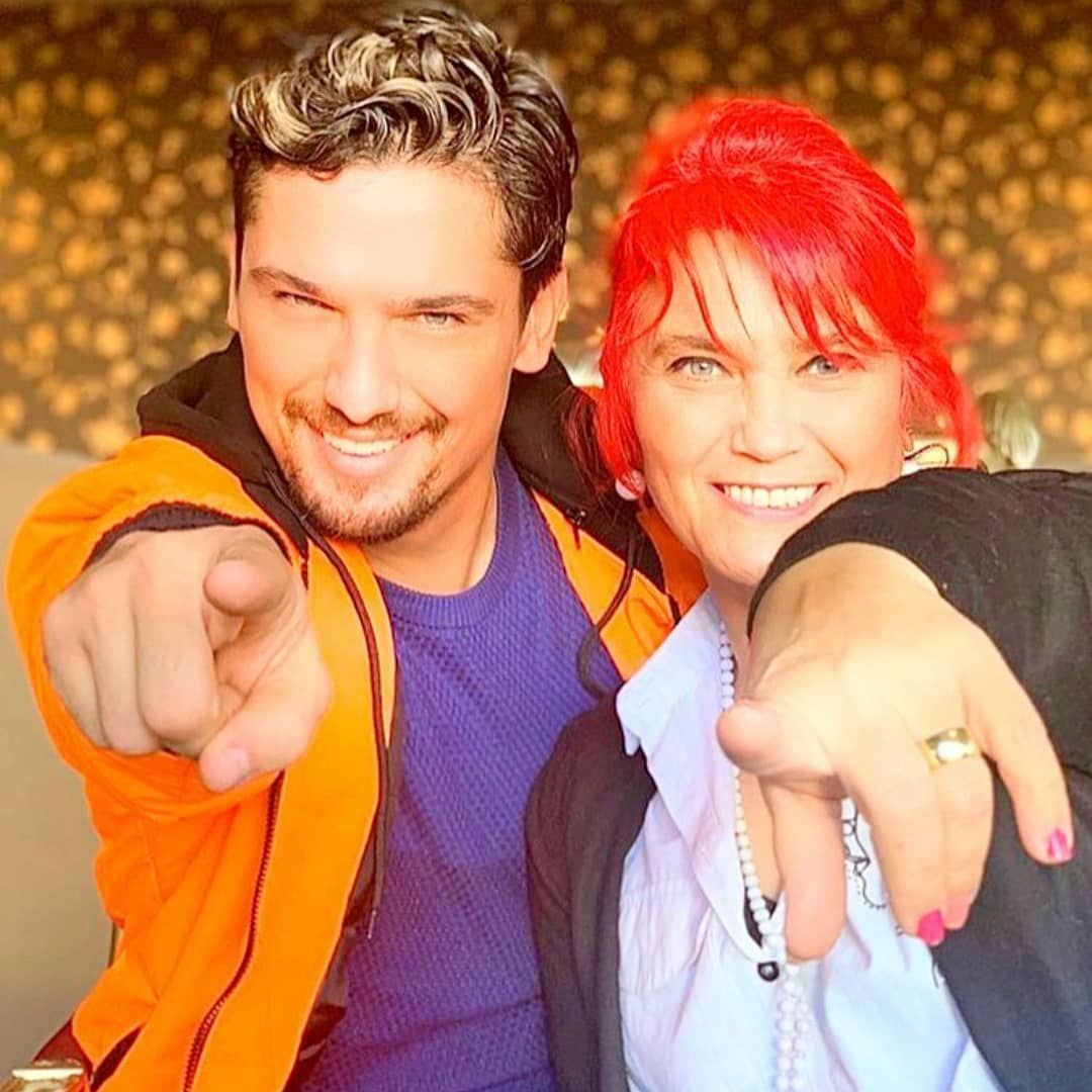 Kanserle mücadele eden oyuncu Boğaç Aksoy'un annesi güzelliğiyle Instagram'ı salladı! Adeta ablası gibi 13