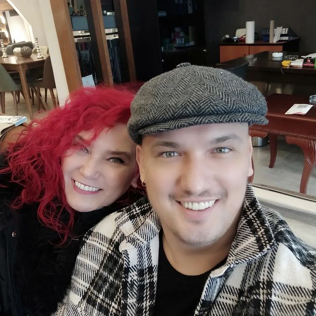 Kanserle mücadele eden oyuncu Boğaç Aksoy'un annesi güzelliğiyle Instagram'ı salladı! Adeta ablası gibi 17