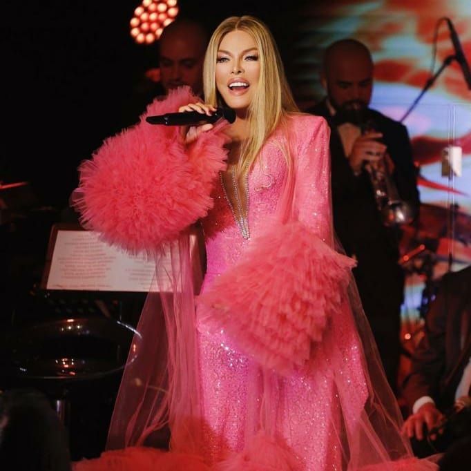 Yılbaşı akşamı konser veren Ajda Pekkan'ın yeni imajı ve yüzündeki değişim olay oldu 4