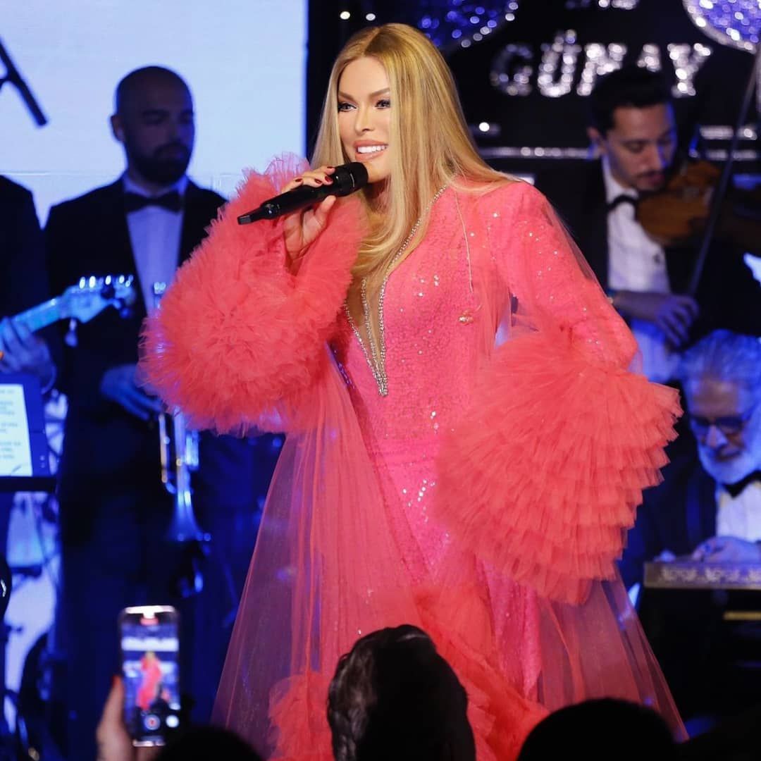Yılbaşı akşamı konser veren Ajda Pekkan'ın yeni imajı ve yüzündeki değişim olay oldu 5