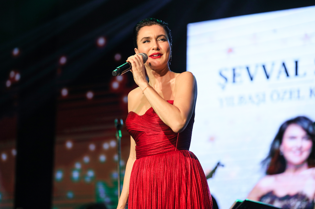 Yasak Elma'nın Ender'i Şevval Sam kırmızı elbisesiyle nefesleri kesti 5