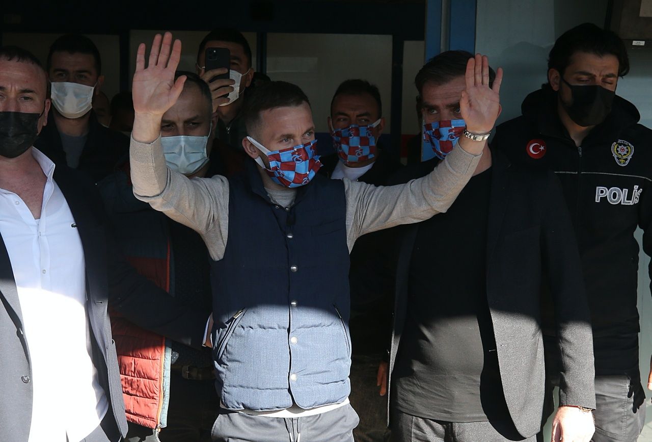 Edin Visca, Trabzon'da... Bugün 3.5 yıllık sözleşmeyi imzaladı. 18 numaralı formayı giyecek 1